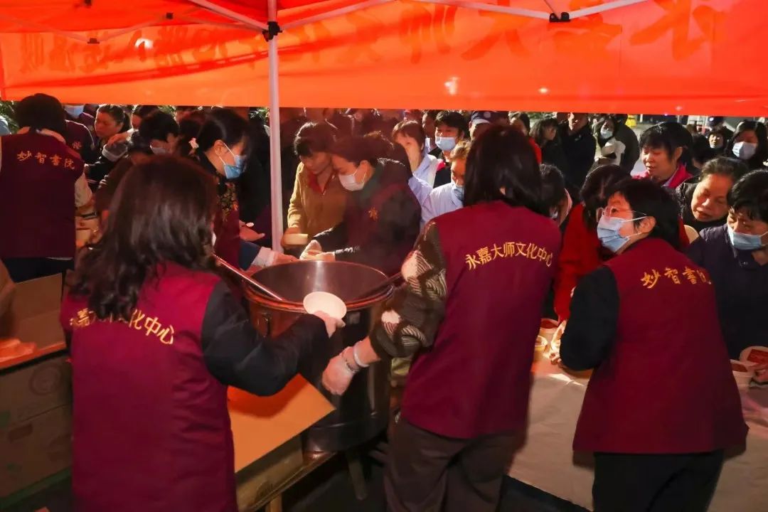 一碗腊八粥，温暖寒冬日 | 永嘉大师文化中心开展腊八节赠粥公益活动