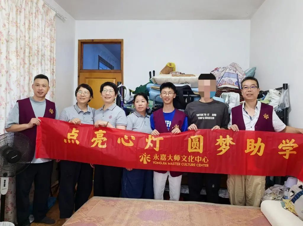 点亮心灯·圆梦助学 | 中心志愿者走访慰问受助学生