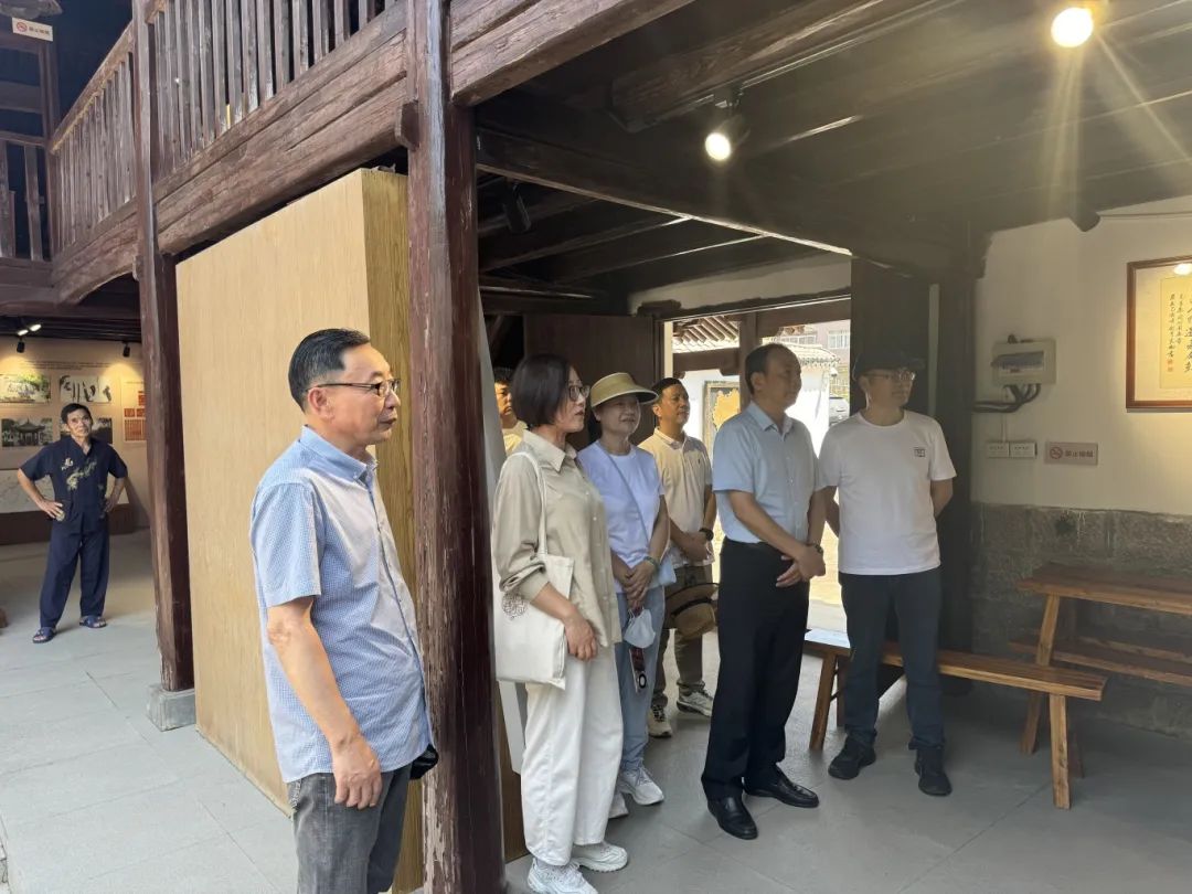 永嘉大师文化发展中心与温州市革命老区开发建设促进会联合开展慰问永嘉革命老区老党员、老交通员、老游击队员敬老爱老活动