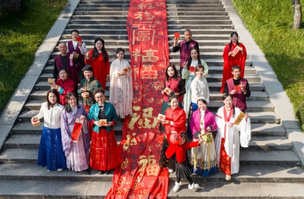 共赴2025 | 书画新年 情暖元旦