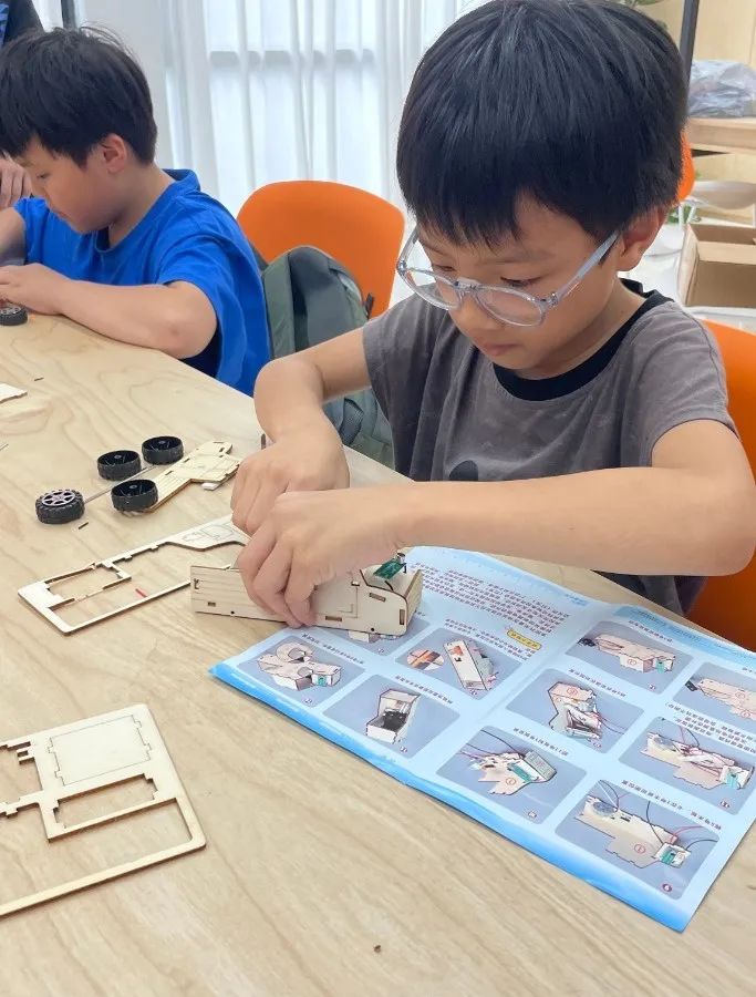 从听到跑，解码声控小车奥秘｜向日葵·同心行”暑期儿童科学工坊（第四期）